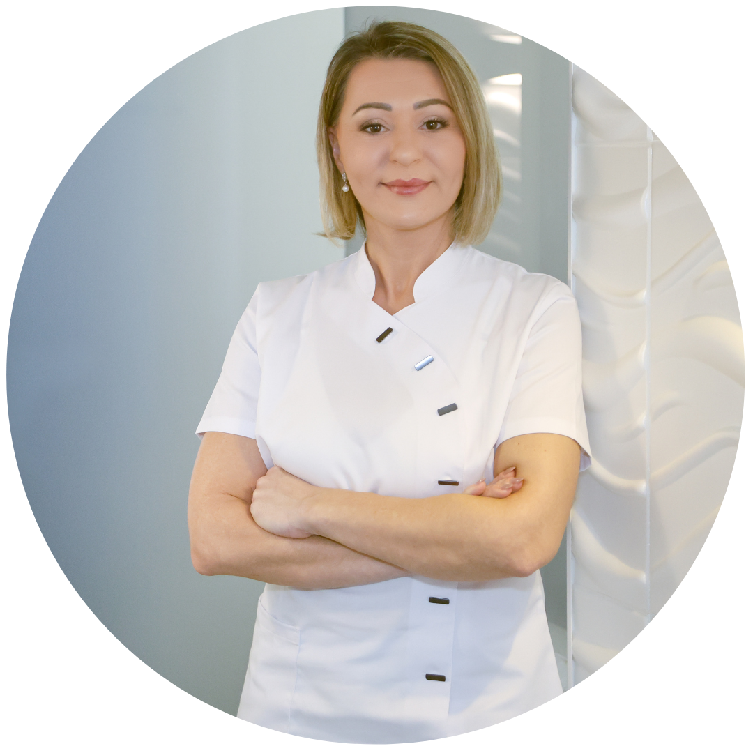 Irina Hasselbach, Fachkosmetikerin im Kosmetikstudio Kaiserslautern, steht mit verschränkten Armen im Behandlungsraum.