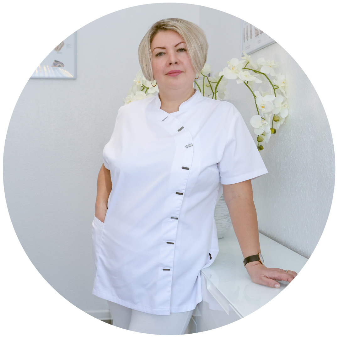 Teammitglied im Kosmetikstudio Kaiserslautern, freundlich vor Behandlungsraum stehend – professionelle kosmetische Pflege und Beratung