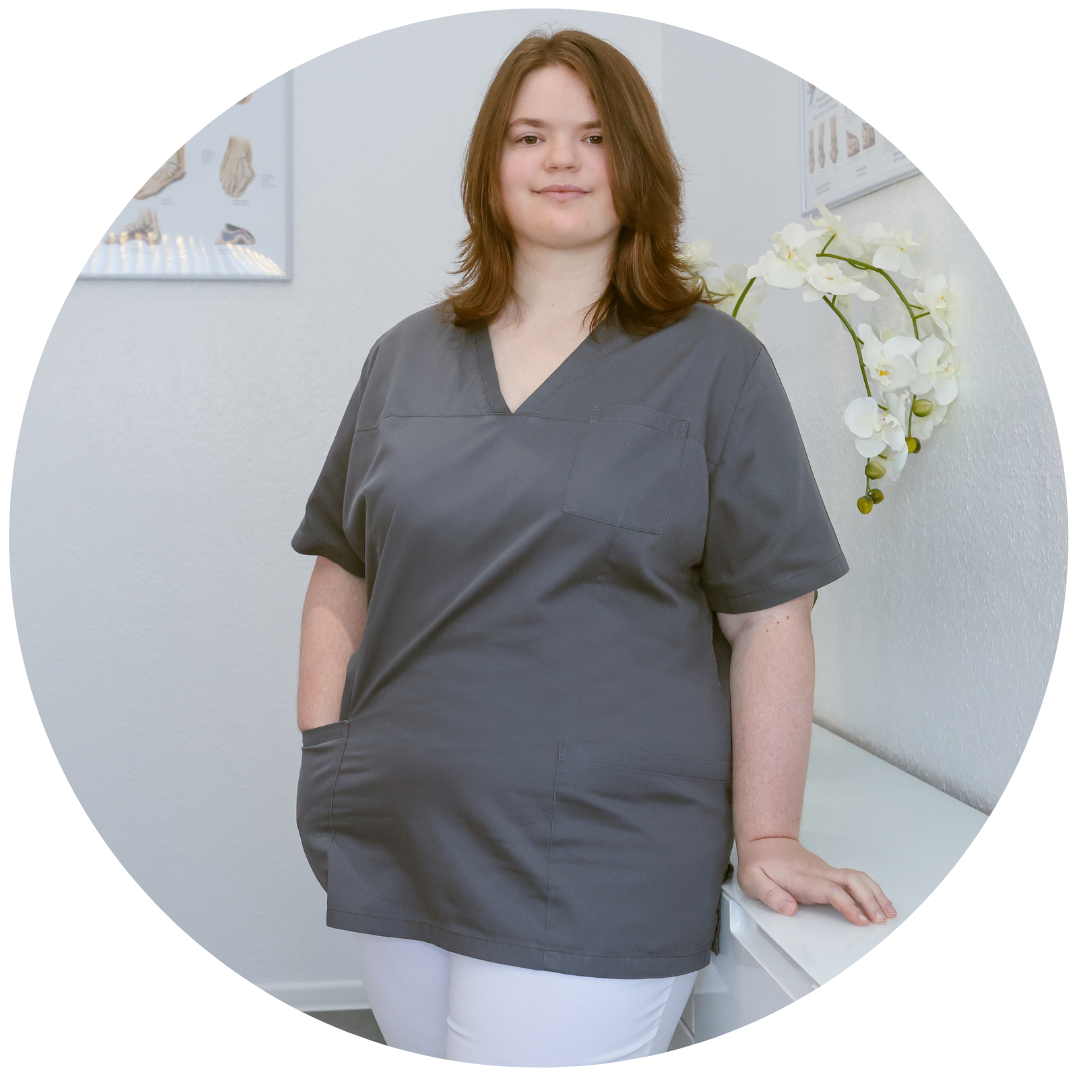 Melanie Hasselbach, Podologin in Kaiserslautern, steht in ihrer Praxis und begrüßt Patienten zur podologischen Behandlung.