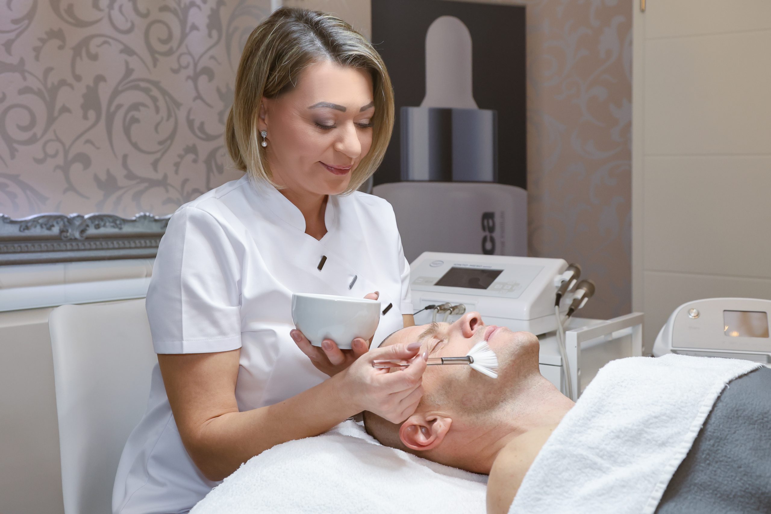 Kosmetikstudio Kaiserslautern zeigt Irina Hasselbach bei einer professionellen Gesichtsbehandlung mit Pinselauftrag.